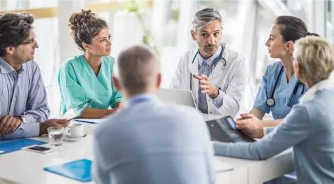 grupo de doctores en reunión en mesa cuadrada